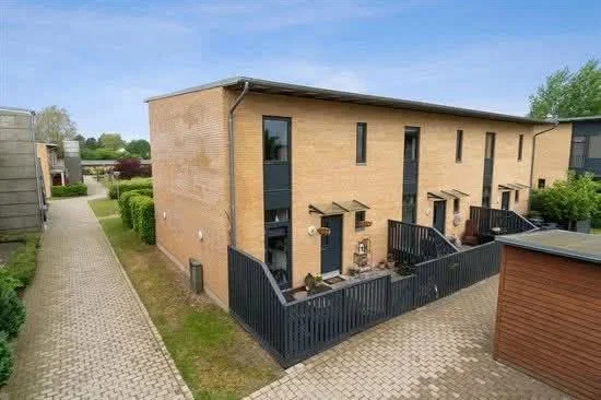 110 m2 andelsrækkehus i Herfølge – ca. 962.000 kr., ydelse 8.100