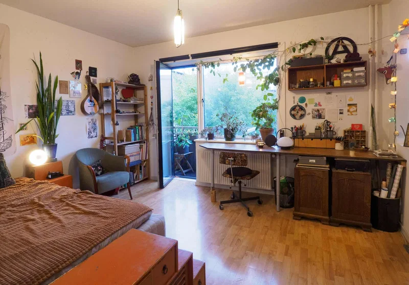 Veludnyttet etværelses lejlighed klods op af Sjælør st., hvor man kan være på Hovedbanen indenfor 8 min. Omgivet af smukke naturområder – Sydhavnstippen, Vestre Kirkegård, Karens Minde Aksen og Valbyparken.