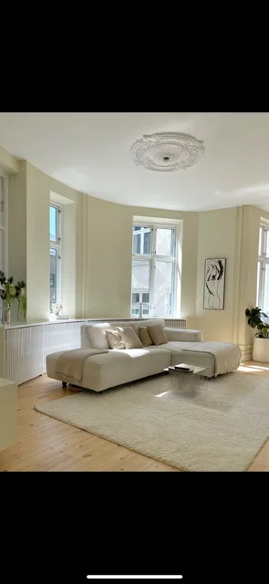 1703, 4 vær lejlighed på 104 m2 på Halmtorvet med ca 3m til loftet