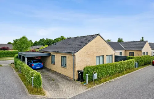 Lys og velindrettet andelsbolig i det familievenlige Sabro.