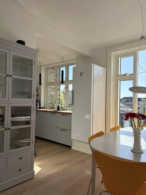 136 m2 andelslejlighed på 4. sal med 2 altaner på Frederiksberg – byttes til 2 mindre