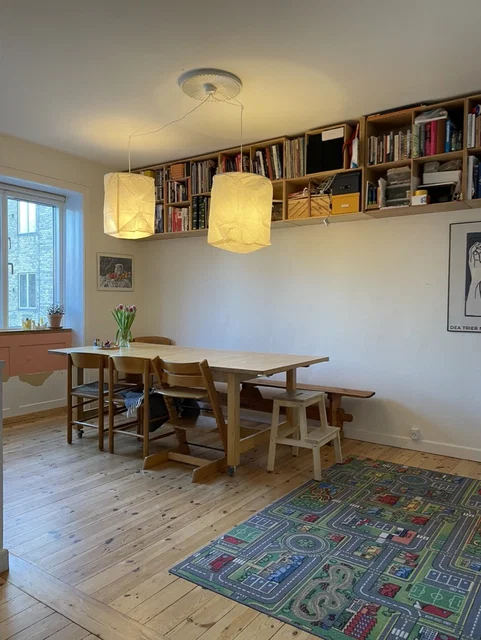 Rummelig lejlighed med køkken alrum, stue og soveværelse