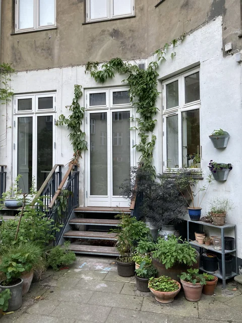 Dejlig 2-værelses midt på Nørrebro med egen udgang til grøn gård.