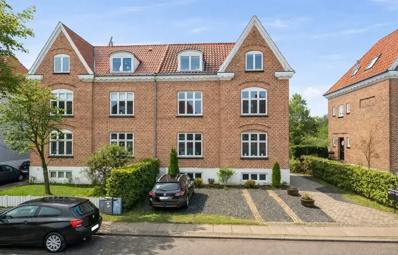 Charmerende lejlighed med egen parkeringsplads