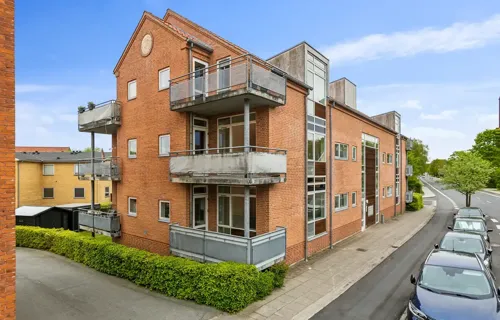 Nylagt gulv i lejligheden - Velindrettet 2V’er centralt i Alderslyst – stor altan