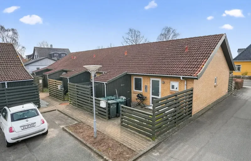 Rækkehus med sydvestvendt have, centralt i Højby