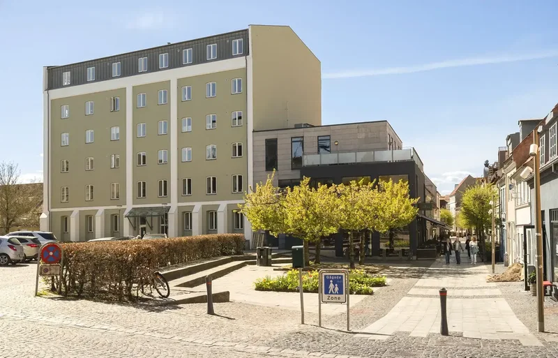 Centralt beliggende med elevator og sydvendt altan.