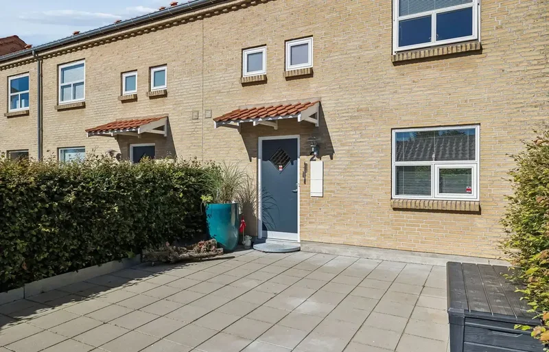 Lyst og indbydende enderækkehus med skøn, vedligeholdelsesvenlig gårdhave