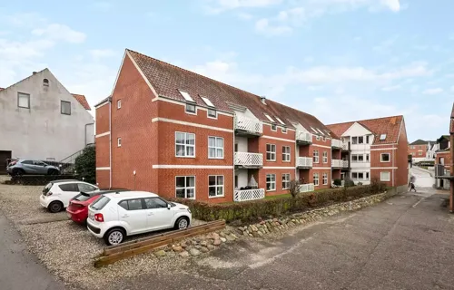 En lys og overtagelsesklar 3V’er med altan
