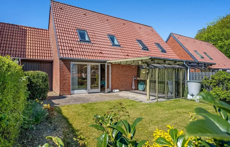 Velholdt andelsbolig med overdækket terrasse – midt i Vejen