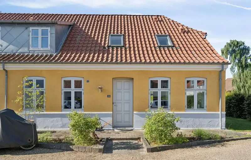 Charmerende og smagfuldt renoveret andelsbolig med privat terrasse og landsbystemning