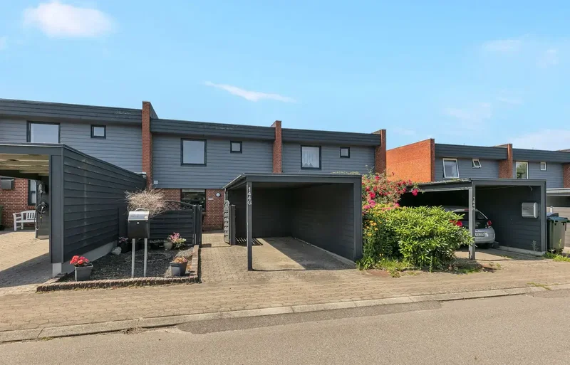 I næsten gældsfri Andelboligforening tilbydes denne 2 plans Andelsbolig på 106 m2 med egen carport