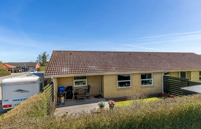 Indflytningsklart enderækkehus med moderne komfort, lys og skøn vestvendt terrasse i veldrevet andelsboligforening