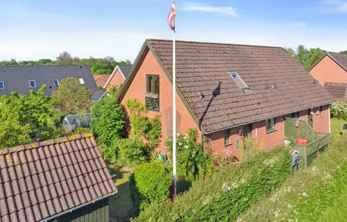 Halvt dobbelthus med hyggelig have og fredelig beliggenhed