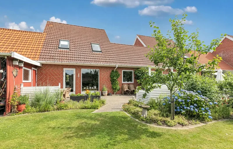 Andelsbolig i 2 plan på 107 m2, med 2 børneværelser, flot anlagt solrig have samt egen carport
