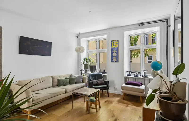 Tilbagetrukket stuelejlighed med direkte udgang til gården