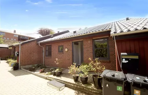 God andelsbolig med skøn have og terrasse