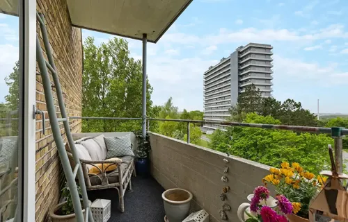 Veldisponeret andelsbolig med altan og byens liv lige i nærheden