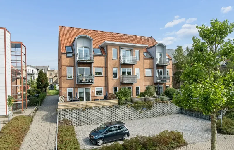 Andelslejlighed med altan centralt i Grenaa