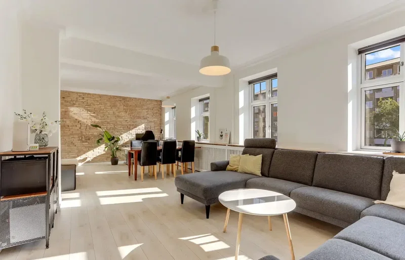 Flot renoveret lejlighed med moderne udtryk i god forening