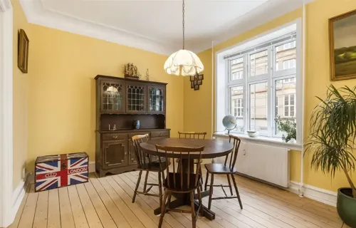 Stor velindrettet andelsbolig med central beliggenhed