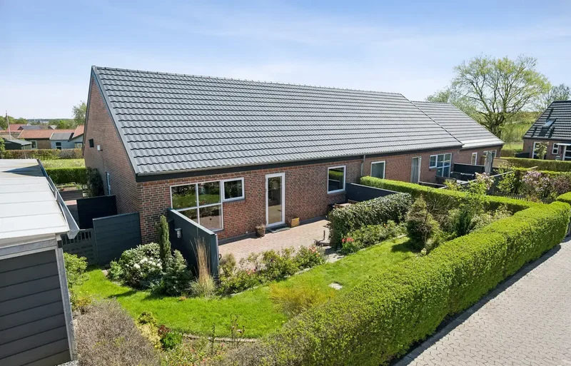 Enderækkehus med underskøn have