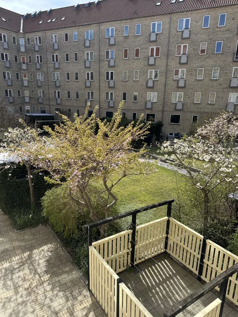 Lys og rummelig 2V med god udsigt