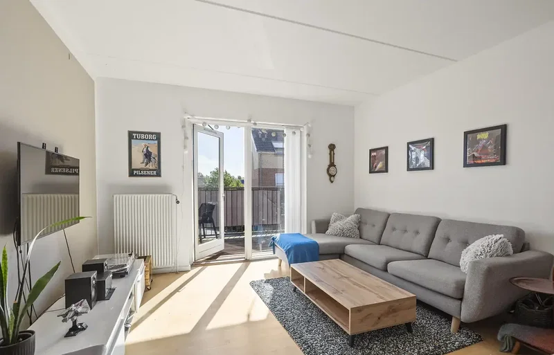 VELINDRETTET ANDELSBOLIG MED ALTAN