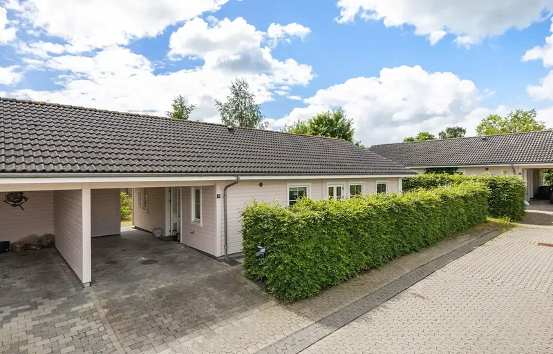 Velindrettet andelsbolig med gulvvarme, carport og fredelig beliggenhed