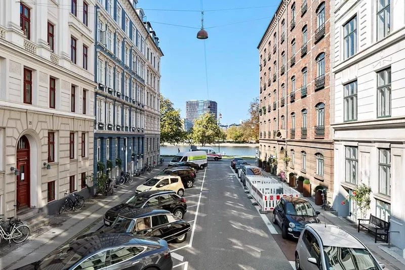 Billig lejlighed i roligt område lige ved søerne