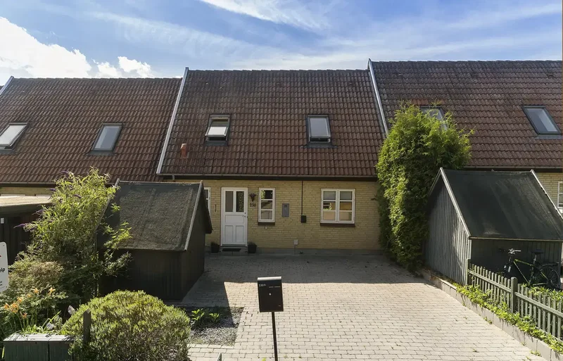 Gennemtænkt andelsrækkehus i Dyrup med skøn terrasse og tre værelser