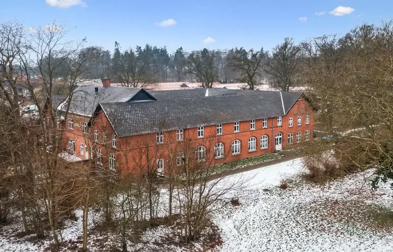 FLOT OG HØJLOFTET ANDELSLEJLIGHED MED SKOVEN I BAGHAVEN