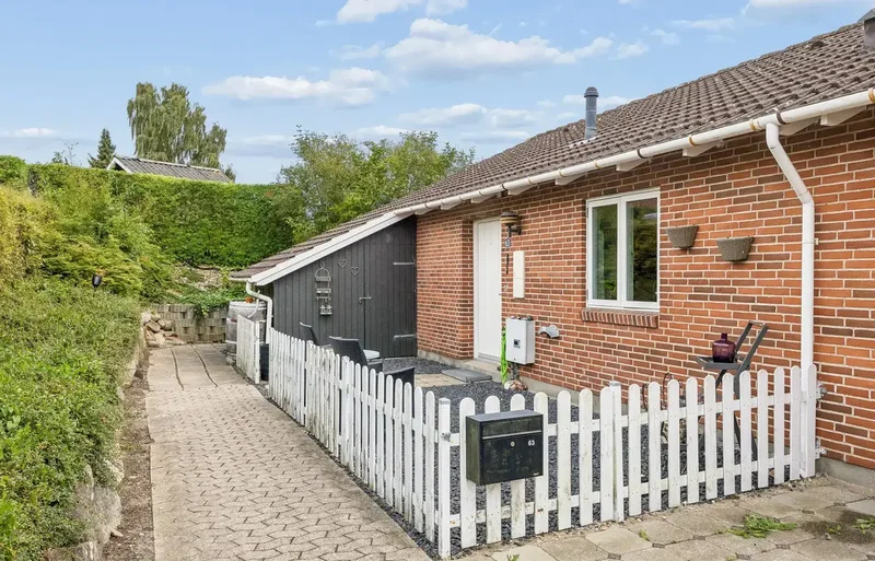 FINT OG OVERSKUELIGT ENDERÆKKEHUS I ÉT PLAN