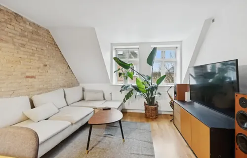 Flot renoveret andelslejlighed med bl.a. fritliggende bjælker og hems