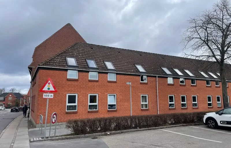 Velbeliggende, lys og velholdt andelsbolig - perfekt til både unge og ældre