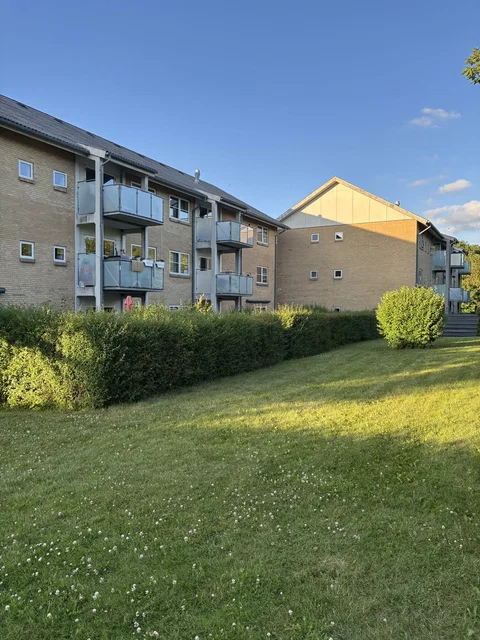 Lys 3V andelsbolig med altan i Nørresundby – 90 m²