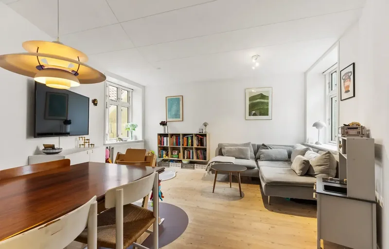 Lys og delevenlig I/S-lejlighed med sol i haven