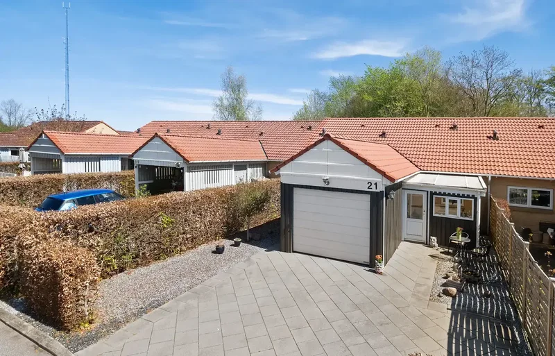 Velholdt andelsbolig med garage og hyggelig have i en sund forening i Hårlev