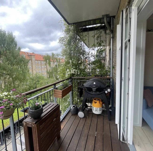 Lys og velindrettet andelsbolig på 3. sal med grøn udsigt