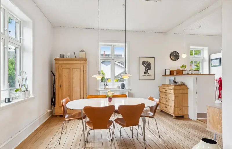 Charmerende andelsbolig som et fritlæggende hus med privat træterrasse