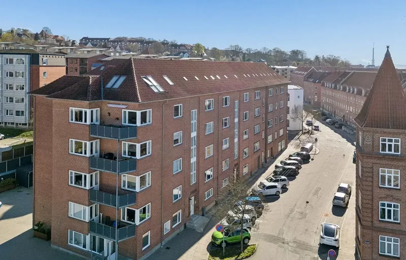 Central beliggenhed stuelejlighed med en billig boligafgift!