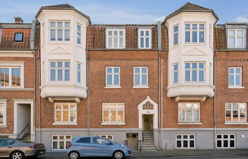 CHARMERENDE ANDELSBOLIG MED CENTRAL BELIGGENHED