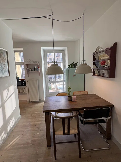 Lys 2-værelses med solrig altan på Vesterbro