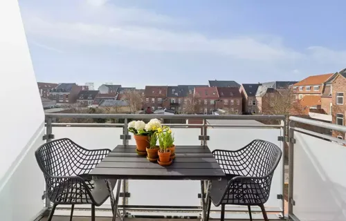 Velindrettet Andelsbolig på 76 m2 med altan og parkering i gården i Indre by.