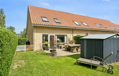Rigtig fin og velholdt enderækkehus på 104 m2 i 2 plan og med egen lille have.