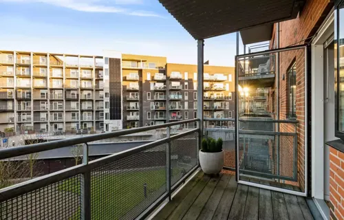 Stor lejlighed med vestvendt altan og elevator lige midt i Aalborg