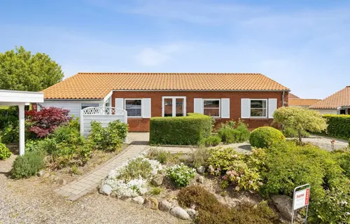 Velindrettet andelsbolig med have og carport – tæt på fjord og natur