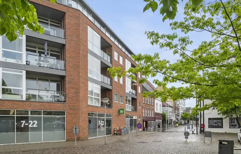 Lys andelsbolig med altan centralt i Horsens by
