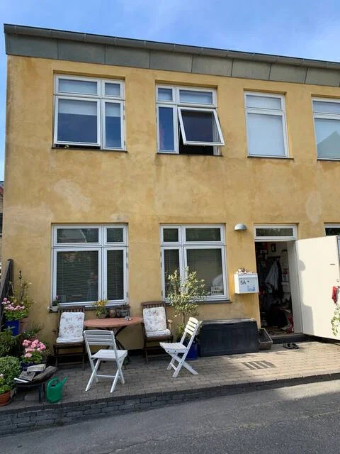 Andelshus i to etager med parkeringsplads og egen terrasse