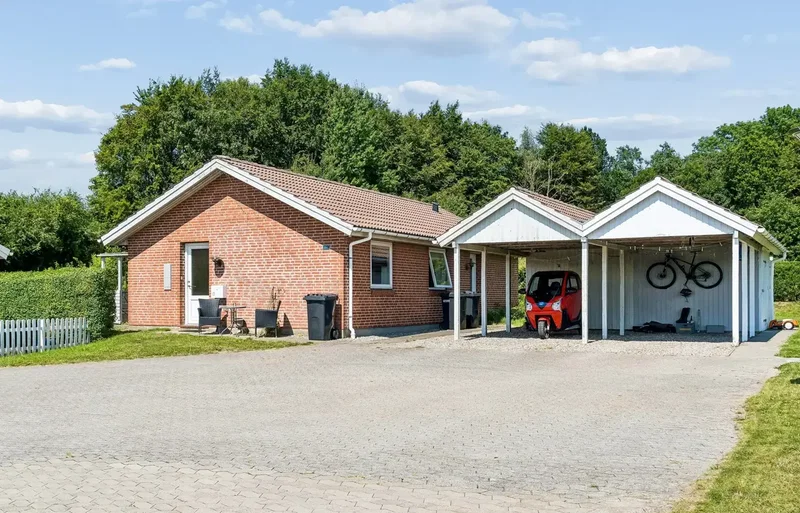Velindrettet andelsbolig med 3 værelser, carport og hyggelig terrasse i Stubbæk